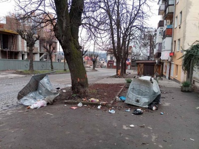 У центрі Чернівців на Новий рік вандали понищили контейнери для сміття