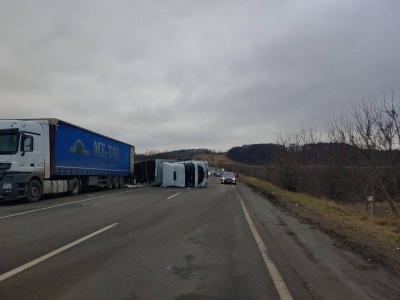 На трасі «Чернівці–Порубне», де перекинулась фура, відновлено рух транспорту – фото