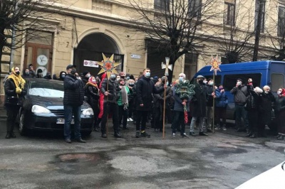 Актори Чернівецького драмтеатру з вертепами пікетують ОДА: просять не врізати фінансування – відео