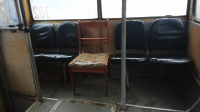 «Місто новітніх технологій»: мережу здивувало старе дерев’яне крісло у чернівецькому тролейбусі