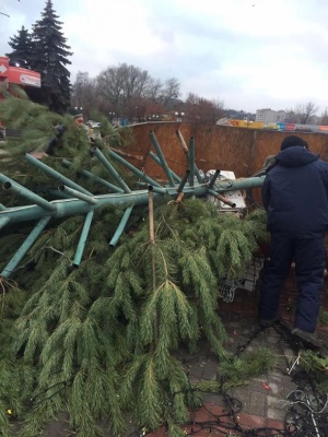 У Каневі впала головна ялинка міста