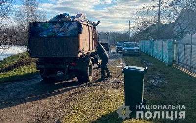 На Буковині вантажівка, рухаючись заднім ходом, травмувала жінку