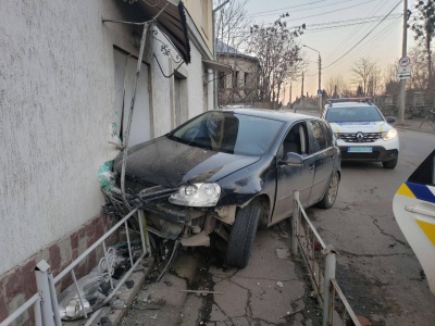 У Чернівцях п'яний водій легковика врізався у житловий будинок - фото