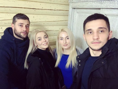 Співачка із Буковини показала фото із родиною та новим обранцем