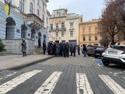 У Чернівцях десятки людей влаштували «тарифний» протест під міськрадою – фото