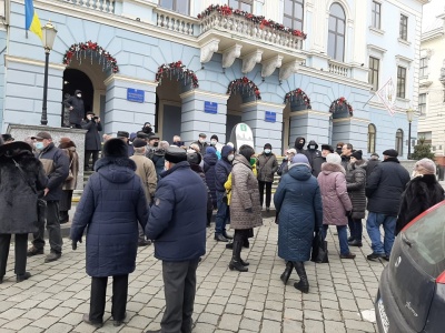 У Чернівцях десятки людей влаштували «тарифний» протест під міськрадою – фото