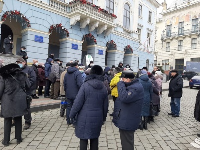 У Чернівцях десятки людей влаштували «тарифний» протест під міськрадою – фото