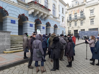 У Чернівцях десятки людей влаштували «тарифний» протест під міськрадою – фото