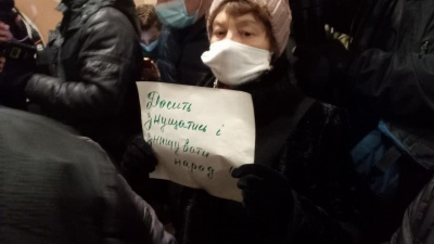 «Припиніть геноцид»: десятки людей влаштували тарифний протест у Чернівецькій міськраді 
