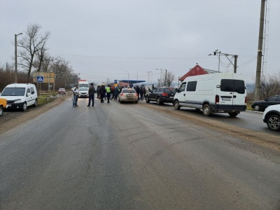 «Тарифні» протести на Буковині: пікетувальники знову блокують трасу в Атаках