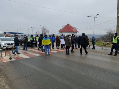 «Тарифні» протести на Буковині: пікетувальники знову блокують трасу в Атаках