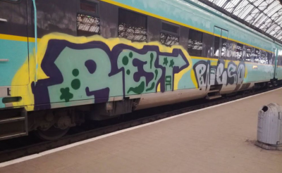 Невідомі розфарбували вагон потяга «Чернівці–Львів»: залізничники поскаржились у поліцію