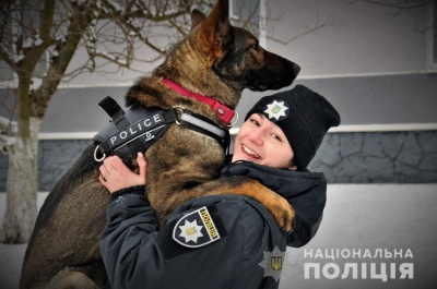 У Чернівцях перша поліцейська-кінолог тренує німецьку вівчарку – фото, відео