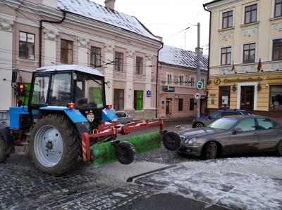 Комунальники чистять сквери та площі Чернівців від снігу