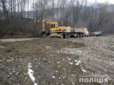 На Буковині слідчі поліції передали до суду обвинувальні акти щодо двох чоловіків за нелегальне використання природних надр