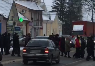 «Тарифний» протест: жителі одразу трьох сіл Буковини перекрили трасу на Снятин