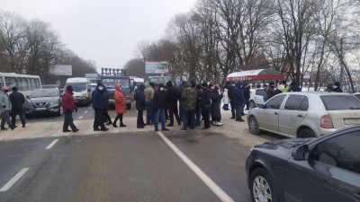 «Тарифний» протест: жителі одразу трьох сіл Буковини перекрили трасу на Снятин