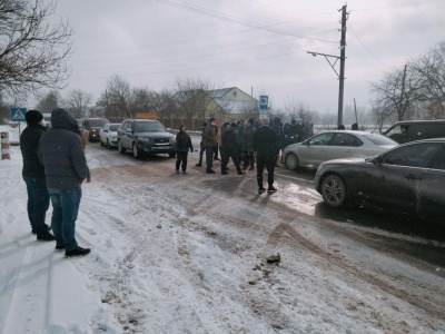 «Тарифний» протест: жителі одразу трьох сіл Буковини перекрили трасу на Снятин