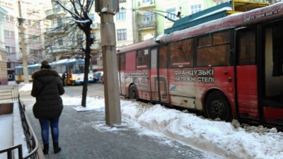 У Чернівцях пасажир поскаржився, що впав з тролейбуса з дитиною на руках: у ЧТУ це назвали фейком