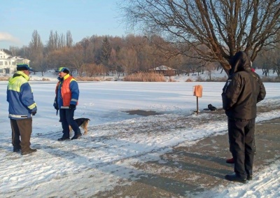 Водохреще-2021 у Чернівцях: черги людей біля церков і обмаль охочих скупатись в ополонці – фото