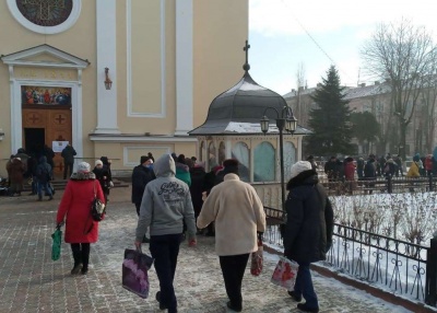 Водохреще-2021 у Чернівцях: черги людей біля церков і обмаль охочих скупатись в ополонці – фото