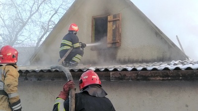 Намагався погасити вогонь: буковинець у пожежі отримав важкі травми