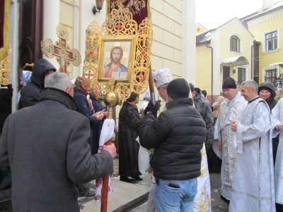 Водохреще 2021: як освячували воду в храмі у центрі Чернівців – фото