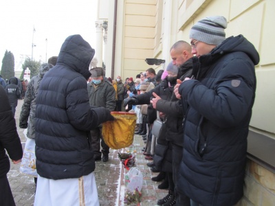 Водохреще 2021: як освячували воду в храмі у центрі Чернівців – фото