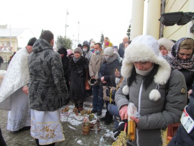 Водохреще 2021: як освячували воду в храмі у центрі Чернівців – фото