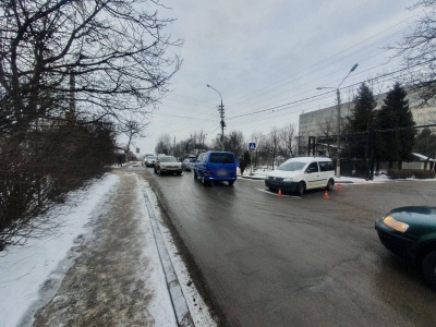 Потрійна ДТП у Чернівцях: в районі Фастівської ускладнено рух транспорту