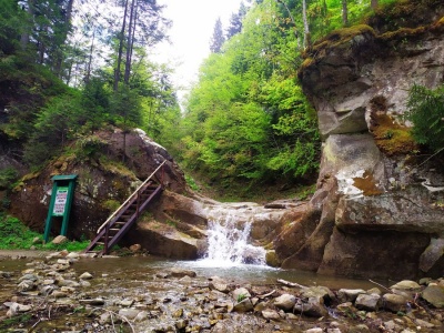 «Неймовірна краса!»: чернівчанка сфотографувала замерзлі Смугарські водоспади - фото, відео