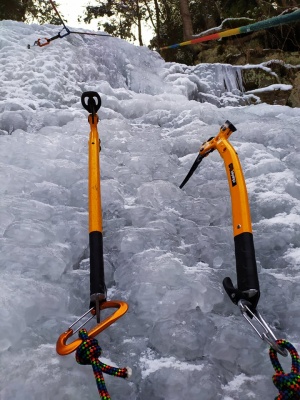 «Неймовірна краса!»: чернівчанка сфотографувала замерзлі Смугарські водоспади - фото, відео