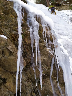 «Неймовірна краса!»: чернівчанка сфотографувала замерзлі Смугарські водоспади - фото, відео