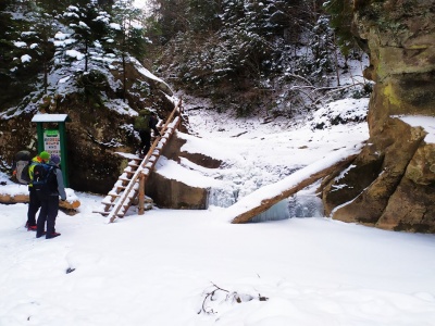 «Неймовірна краса!»: чернівчанка сфотографувала замерзлі Смугарські водоспади - фото, відео