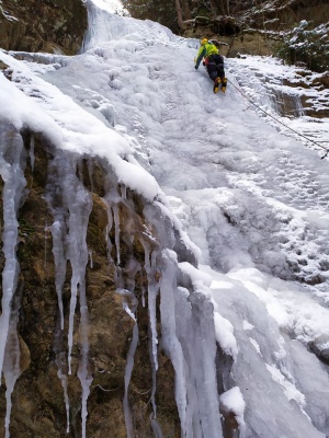 «Неймовірна краса!»: чернівчанка сфотографувала замерзлі Смугарські водоспади - фото, відео