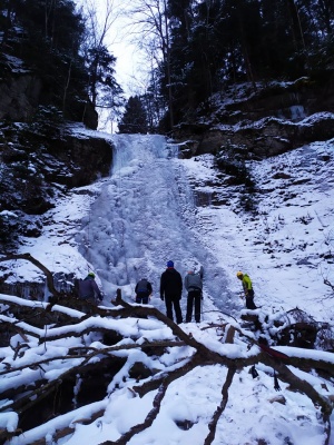 «Неймовірна краса!»: чернівчанка сфотографувала замерзлі Смугарські водоспади - фото, відео