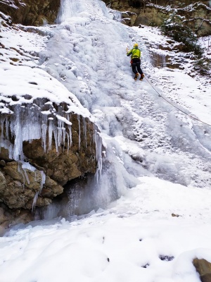 «Неймовірна краса!»: чернівчанка сфотографувала замерзлі Смугарські водоспади - фото, відео