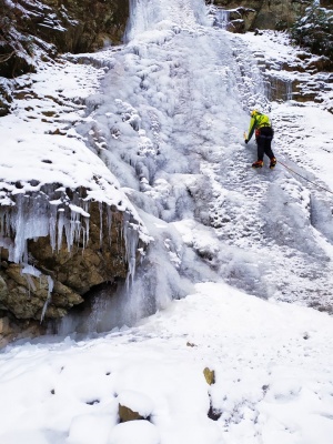 «Неймовірна краса!»: чернівчанка сфотографувала замерзлі Смугарські водоспади - фото, відео
