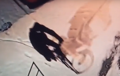 У Чернівцях невідомий вкрав велосипед і потрапив на камеру відеоспостереження: крадія розшукують