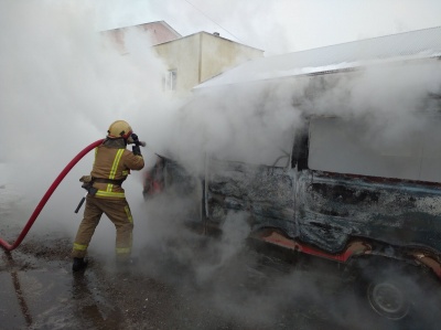 Помітив, як з-під капоту йде дим: у Чернівцях згорів мікроавтобус - фото