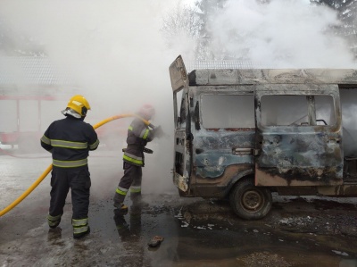 Помітив, як з-під капоту йде дим: у Чернівцях згорів мікроавтобус - фото