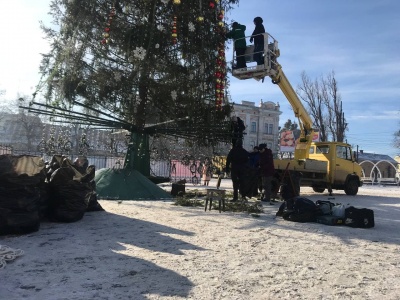 Головну ялинку Чернівців почали розбирати - фото