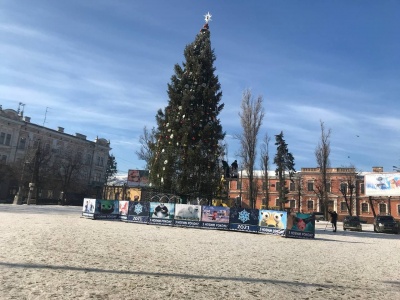 Головну ялинку Чернівців почали розбирати - фото