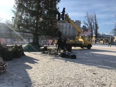 Головну ялинку Чернівців почали розбирати - фото