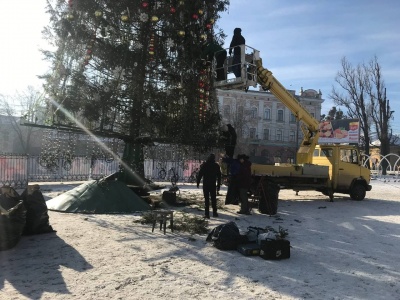 Головну ялинку Чернівців почали розбирати - фото