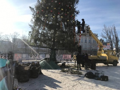 Головну ялинку Чернівців почали розбирати - фото