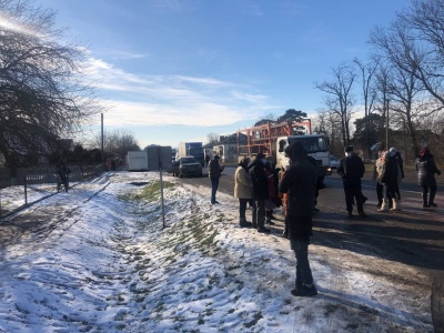 «Тарифний» протест розпочався ще в одному селі Буковини: перекрили трасу на Тернопіль – фото