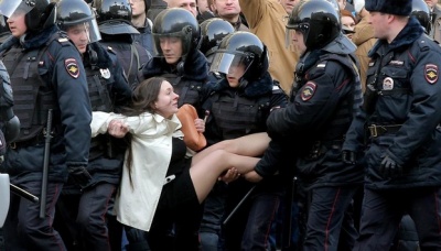 Жорстоко б'ють: у Росії на мітингах силовики затримали вже близько 2 тисяч осіб - фото