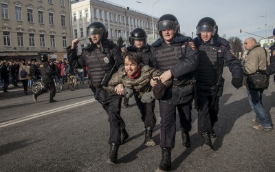 Жорстоко б'ють: у Росії на мітингах силовики затримали вже близько 2 тисяч осіб - фото