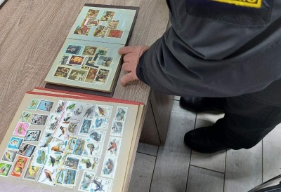 Буковинець намагався вивезти до Румунії колекцію поштових марок